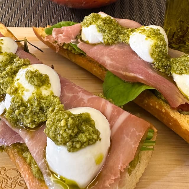 Bruschetta com Mozzarella Bola Cereja