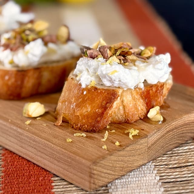 Canapés de Ricota de Búfala com Mel, Pistache e Raspa de Limão